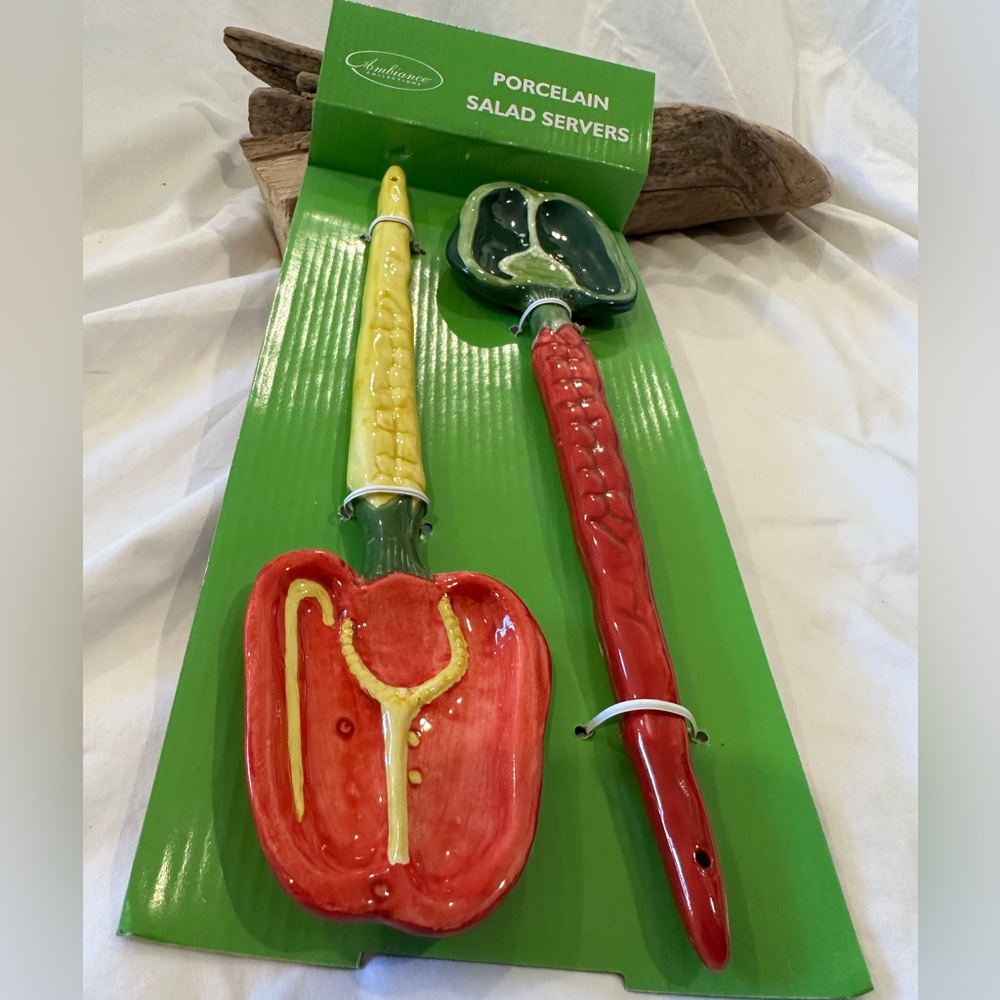 Green & Red pepper salad / serving spoons decor
